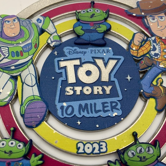 Disney World Toy Story Run 10 Mile Springtime Surprise Spinner Aliens 2023 Medal - Picture 6 of 12